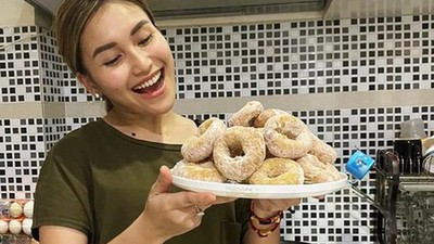 10 Potret Dapur Ayu Ting Ting yang Sederhana Penuh Warna