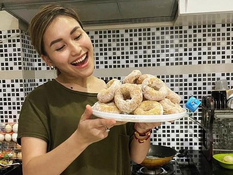 10 Potret Dapur Ayu Ting Ting yang Sederhana Penuh Warna