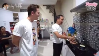 Ternyata tak hanya Ayu Ting Ting dan sang ibu saja yang jago memasak, sang Ayah pun bisa memasak. Ini momennya saat Ayah Rojak membuatkan masakan untuk Ussy dan Andhika. Foto: YouTube