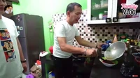 Di bagian atas meja tempat menaruh kompor juga terdapat rak kaca. Rak tersebut digunakan Ayu Ting Ting untuk menyimpan bumbu masakan. Foto: YouTube