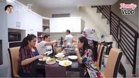 Di dekat dapurnya juga ada meja makan berukuran besar. Meja makan itu bisa ditempat hingga 6 orang. Dan beginilah suasana makan di rumah Ayu Ting Ting. Foto: YouTube