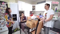 Dalam momen tersebut, Ayu Ting Ting mengajar Ussy dan Andhika untuk memasak di dapur. Dapur Ayu Ting Ting tak begitu luas dan sangat sederhana. Foto: YouTube