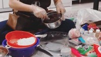 Terakhir ada momen kesederhanaan Ayu Ting Ting saat membuat kue. Ia membuat kue sambil duduk lesehan berjejer dengan bahan-bahan pembuat kue.  Foto: YouTube