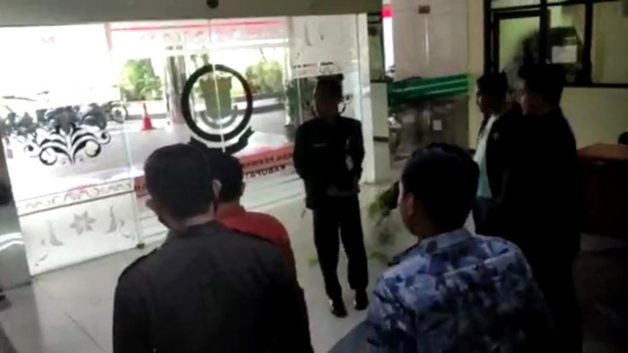 Kantor DPRD Kabupaten Tangerang, Banten, didatangi sejumlah orang yang disebut berasal lembaga swadaya masyarakat (LSM). Sejumlah fasilitas kantor rusak usai anggota LSM tersebut mengamuk menanyakan jadwal rapat dengan DPRD Tangerang.