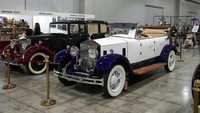 Pameran ini menjadi surga bagi para pencinta mobil klasik dan barang antik.  