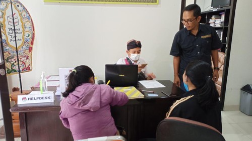 Dua warga membuat pernyataan bukan sebagai anggota parpol di KPU Tabanan, Kamis (25/8/2022).