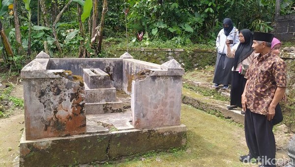 Menurut cerita Wato, Wiro Sambo hidup pada masa penjajahan Belanda, sekitar tahun 1700-an. Dia seorang musafir yang masuk ke dusun ini kemudian menyebarkan agama Islam. Wiro Sambo kemudian berganti nama jadi Kiai Wikono. Makamnya bisa ditemui di dusun ini. (Eko Susanto/detikcom)