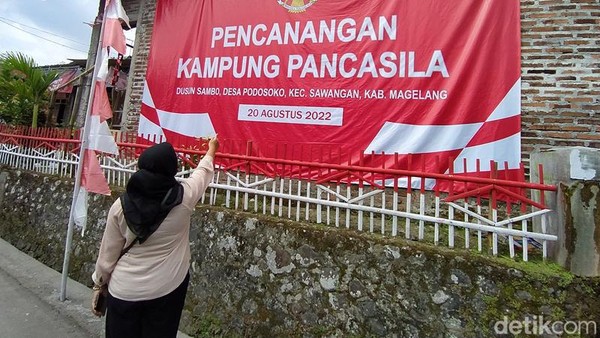 Sekretaris Desa Podosoko, Kuwato menceritakan, nama Sambo pada dusun ini merujuk pada seorang musafir yang menyebarkan agama Islam bernama Wiro Sambo. Wato memastikan nama Sambo di dusun ini tidak ada hubungannya dengan Irjen Ferdy Sambo. (Eko Susanto/detikcom) Sekretaris Desa Podosoko, Kuwato menceritakan, nama Sambo pada dusun ini merujuk pada seorang musafir yang menyebarkan agama Islam bernama Wiro Sambo. Wato memastikan nama Sambo di dusun ini tidak ada hubungannya dengan Irjen Ferdy Sambo. (Eko Susanto/detikcom)