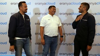 Shaanee Harjani, Chief Executive Officer Eranyacloud berbincang bersama Fani Fatullah, Chief Technology Officer (CTO) Eranyacloud, Rezha Cesanda Sinulingga Commercial BDE AMD Indonesia saat peluncuran Eranyacloud di Jakarta, Kamis (25/8/2022).