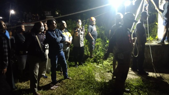 Evakuasi Suyatmi (67) yang ditemukan tewas di dalam sumur, Desa Mranggen, Klaten. Foto diunggah Kamis (25/8/2022).