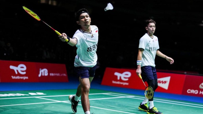 TOKYO, JAPAN - AUGUST 25: Fajar Alfian (R) and Muhammad Rian Ardianto of Indonesia compete in the Mens Doubles Third Round match against Akira Koga and Taichi Saito of Japan on day four of the BWF World Championships at Tokyo Metropolitan Gymnasium on August 25, 2022 in Tokyo, Japan. (Photo by Shi Tang/Getty Images)