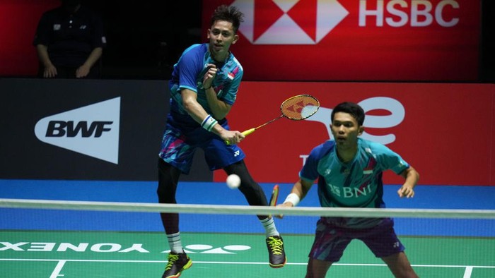 TOKYO, JAPAN - AUGUST 24: Fajar Alfian (R) and Muhammad Rian Ardianto of Indonesia compete in the Mens Doubles Second Round match against Masayuki Onodera and Hiroki Okamura of Japan on day three of the BWF World Championships at Tokyo Metropolitan Gymnasium on August 24, 2022 in Tokyo, Japan. (Photo by Toru Hanai/Getty Images)