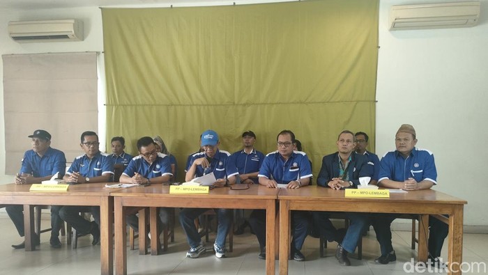 Federasi Serikat Pekerja Rokok Tembakau Makanan Minuman-Serikat Pekerja Buruh Seluruh Indonesia (FSPRTMM-SPSI) saat konferensi pers