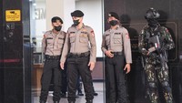 Sejumlah polisi berjaga saat berlangsungnya sidang tertutup Komisi Kode Etik Polri (KKEP) terhadap mantan Kadiv Propam Polri Irjen Ferdy Sambo di Gedung Transnational Crime Center (TNCC) Divisi Propam Mabes Polri, Jakarta.