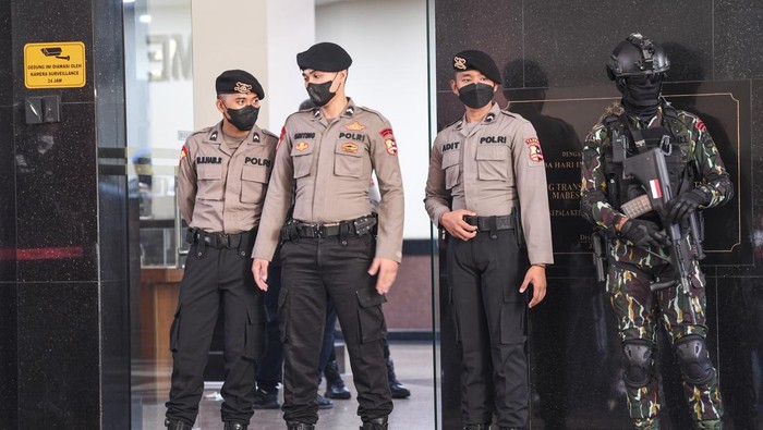 Ferdy Sambo Jalani Sidang Etik Sejumlah polisi berjaga saat berlangsungnya sidang tertutup Komisi Kode Etik Polri (KKEP) terhadap mantan Kadiv Propam Polri Irjen Ferdy Sambo di Gedung Transnational Crime Center (TNCC) Divisi Propam Mabes Polri, Jakarta, Kamis (25/8/2022). Mantan Kadiv Propam Polri Irjen Ferdy Sambo tersebut menjalani sidang dugaan pelanggaran etik dalam kasus dugaan pembunuhan berencana Brigadir Nofriansyah Yosua Hutabarat atau Brigadir J. ANTARA FOTO/M Risyal Hidayat/wsj.
