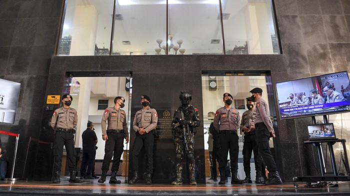 Ferdy Sambo Jalani Sidang Etik Sejumlah polisi berjaga saat berlangsungnya sidang tertutup Komisi Kode Etik Polri (KKEP) terhadap mantan Kadiv Propam Polri Irjen Ferdy Sambo di Gedung Transnational Crime Center (TNCC) Divisi Propam Mabes Polri, Jakarta, Kamis (25/8/2022). Mantan Kadiv Propam Polri Irjen Ferdy Sambo tersebut menjalani sidang dugaan pelanggaran etik dalam kasus dugaan pembunuhan berencana Brigadir Nofriansyah Yosua Hutabarat atau Brigadir J. ANTARA FOTO/M Risyal Hidayat/wsj.