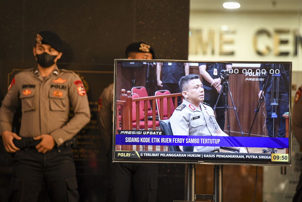 Sejumlah polisi berjaga saat berlangsungnya sidang tertutup Komisi Kode Etik Polri (KKEP) terhadap mantan Kadiv Propam Polri Irjen Ferdy Sambo di Gedung Transnational Crime Center (TNCC) Divisi Propam Mabes Polri, Jakarta, Kamis (25/8/2022). Mantan Kadiv Propam Polri Irjen Ferdy Sambo tersebut menjalani sidang dugaan pelanggaran etik dalam kasus dugaan pembunuhan berencana Brigadir Nofriansyah Yosua Hutabarat atau Brigadir J. ANTARA FOTO/M Risyal Hidayat/wsj.