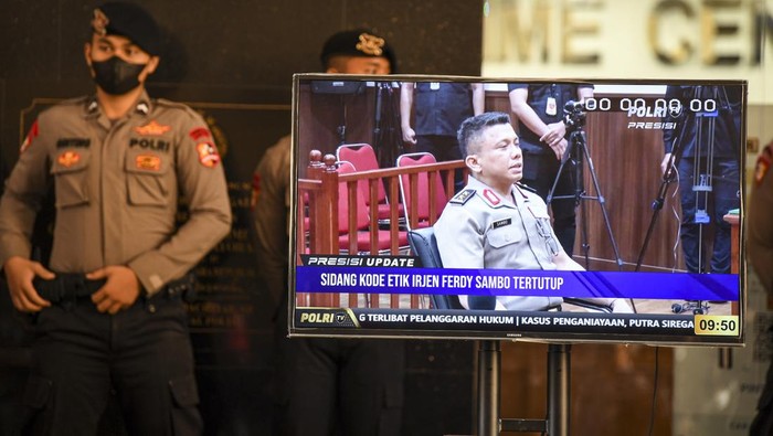 Sejumlah polisi berjaga saat berlangsungnya sidang tertutup Komisi Kode Etik Polri (KKEP) terhadap mantan Kadiv Propam Polri Irjen Ferdy Sambo di Gedung Transnational Crime Center (TNCC) Divisi Propam Mabes Polri, Jakarta, Kamis (25/8/2022). Mantan Kadiv Propam Polri Irjen Ferdy Sambo tersebut menjalani sidang dugaan pelanggaran etik dalam kasus dugaan pembunuhan berencana Brigadir Nofriansyah Yosua Hutabarat atau Brigadir J. ANTARA FOTO/M Risyal Hidayat/wsj.
