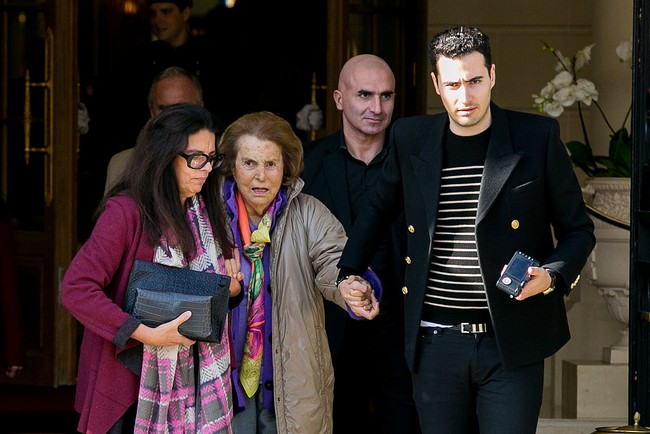 Ibu dan anak, Francoise Bettencourt Meyers dan Eugène Schueller, sempat tertangkap kamera pada 2016 saat mereka keluar dari Hotel RITZ, Paris. Hubungan keduanya sempat dikabarkan tak akur karena skandal Bettencourt-Meyers. Foto: Getty Images