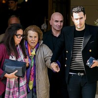 Ibu dan anak, Francoise Bettencourt Meyers dan Eugène Schueller, sempat tertangkap kamera pada 2016 saat mereka keluar dari Hotel RITZ, Paris. Hubungan keduanya sempat dikabarkan tak akur karena skandal Bettencourt-Meyers. Foto: Getty Images
