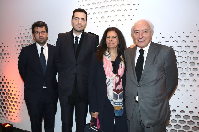 Setelah ibunya, Liliane Bettencourt tiada, Francoise Bettencourt Meyers kini mengurus L’Oreal bersama dua anaknya Jean-Victor Meyers dan Nicolas Meyers. Inilah potret kebersamaannya dengan dua putranya.  Foto: Getty Images