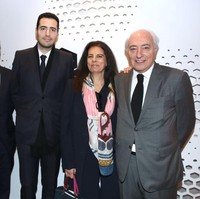 Setelah ibunya, Liliane Bettencourt tiada, Francoise Bettencourt Meyers kini mengurus L’Oreal bersama dua anaknya Jean-Victor Meyers dan Nicolas Meyers. Inilah potret kebersamaannya dengan dua putranya.  Foto: Getty Images