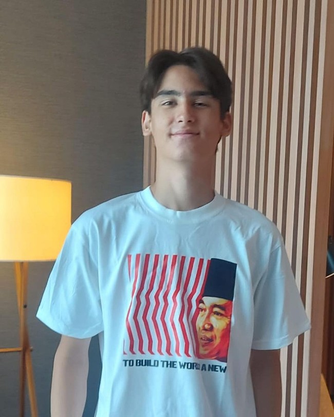 Sebelum upacara kemerdekaan Frederik Kiran sempat mengenakan kaus dengan wajah kakeknya dan pidato terkenalnya di PBB pada 1960.Foto: Instagram @kartikasoekarnofoundation