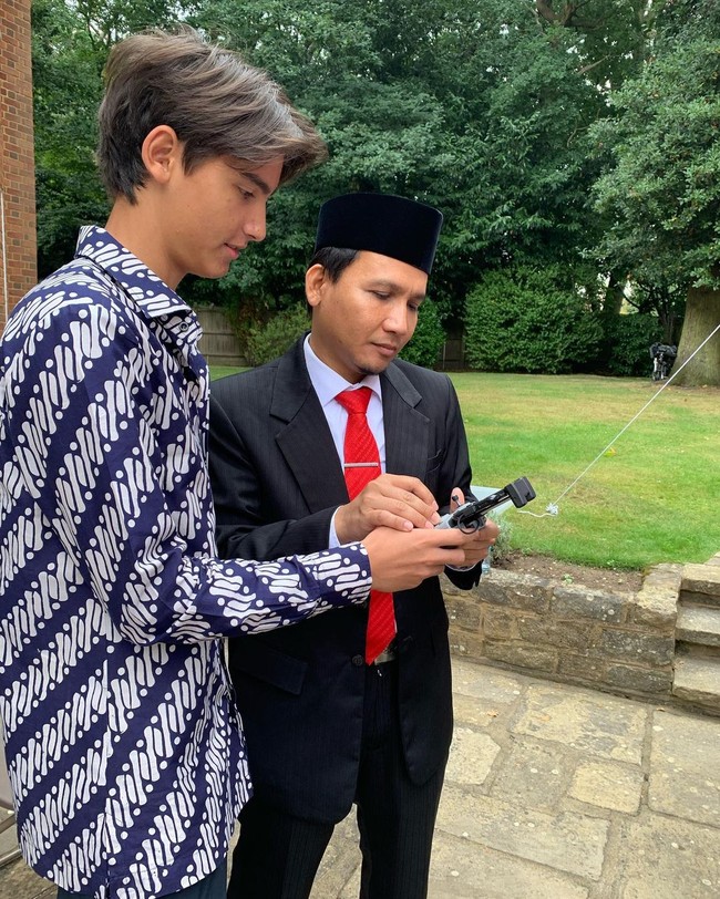 Dalam kesempatan itu, Frederik bahkan ikut berpartisipasi dengan menerbangkan drone untuk memvideokan berlangsungnya acara.Foto: Instagram @kartikasoekarnofoundation