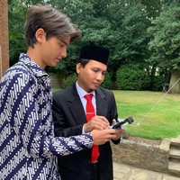 Dalam kesempatan itu, Frederik bahkan ikut berpartisipasi dengan menerbangkan drone untuk memvideokan berlangsungnya acara.Foto: Instagram @kartikasoekarnofoundation