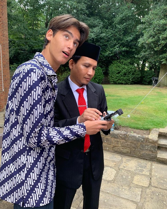 Dalam kesempatan itu, Frederik Kiran terlihat tampan mengenakan baju Batik.Foto: Instagram @kartikasoekarnofoundation