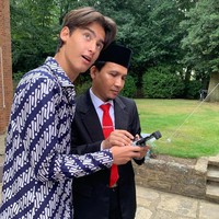 Dalam kesempatan itu, Frederik Kiran terlihat tampan mengenakan baju Batik.Foto: Instagram @kartikasoekarnofoundation