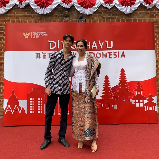 Pemilik nama asli Frederik Kiran Soekarno Seegers tersebut baru-baru ini tampil di akun Instagram ibunya, Kartika Soekarno. Dalam sejumlah foto, ia terlihat mengikuti upacara kemerdekaan RI di London, Inggris.Foto: Instagram @kartikasoekarnofoundation