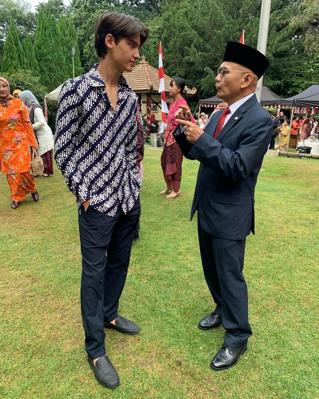 Remaja keturunan Indonesia, Jepang, dan Belanda tersebut terlihat berbincang dengan Duta Besar Desra Percaya. Kiran with Ambassador Pak Desra yesterday at August 17th celebration. They exchanged words about their favourite football teams. Kiran supports Man U and much to Kiran surprise, the Ambassador supports Arsenal, tulis Kartika yang mendirikan Kartika Soekarno Foundation.Foto: Instagram @kartikasoekarnofoundation