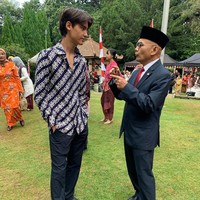 Remaja keturunan Indonesia, Jepang, dan Belanda tersebut terlihat berbincang dengan Duta Besar Desra Percaya. Kiran with Ambassador Pak Desra yesterday at August 17th celebration. They exchanged words about their favourite football teams. Kiran supports Man U and much to Kiran surprise, the Ambassador supports Arsenal, tulis Kartika yang mendirikan Kartika Soekarno Foundation.Foto: Instagram @kartikasoekarnofoundation