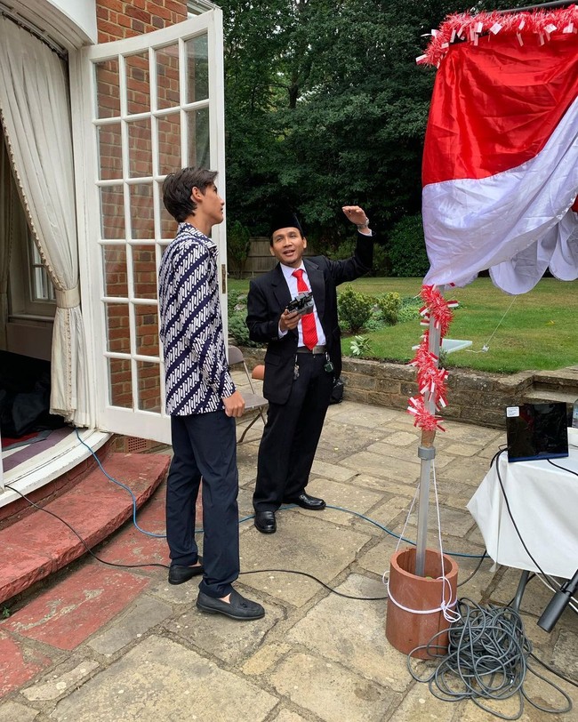 Pada 17 Agustus, Kartika Soekarno ikut dalam perayaan kemerdekaan yang dilangsungkan di kediaman duta besar Indonesia untuk Inggris. Anak keenam Bung Karno tersebut membawa serta putranya.Foto: Instagram @kartikasoekarnofoundation