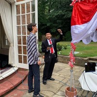 Pada 17 Agustus, Kartika Soekarno ikut dalam perayaan kemerdekaan yang dilangsungkan di kediaman duta besar Indonesia untuk Inggris. Anak keenam Bung Karno tersebut membawa serta putranya.Foto: Instagram @kartikasoekarnofoundation