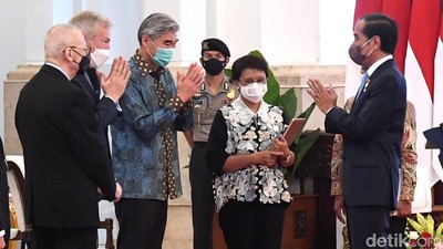 Gaya Jokowi Saat Bertemu 35 Bos Perusahaan AS di Istana