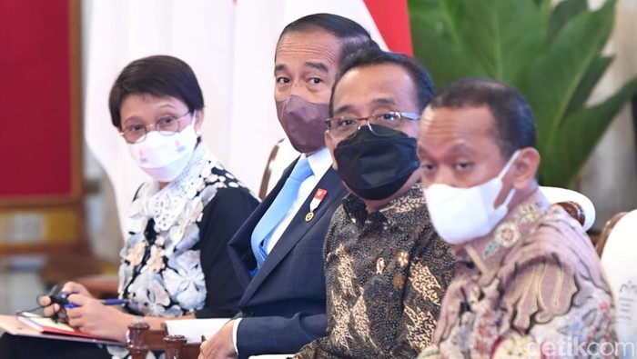Gaya Jokowi Saat Bertemu 35 Bos Perusahaan AS di Istana Presiden Joko Widodo menerima delegasi dari Dewan Bisnis AS-ASEAN atau US-ASEAN Business Council di Istana Negara, Jakarta, pada Rabu, 24 Agustus 2022 kemarin.
