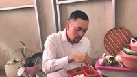 Ahmad Sahroni memang cukup vokal dalam mengutarakan opininya selama menjabat sebagai anggota DPR. Tapi di balik sosoknya yang flamboyan, ia tak pernah gengsi menyantap makanan sederhana. Bahkan nasi kotak dengan lauk ikan lele seperti ini. Foto: Instagram