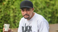 Selain menyukai nasi bungkus dan ikan lele. Ahmad Sahroni juga hobi ngopi. Kopi kerap dipilihnya sebagai teman bersantai. Foto: Instagram