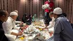 Gaya Sederhana Ahmad Sahroni yang Suka Makan Nasi Bungkus