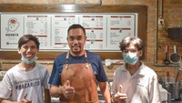 Sempat juga belajar kopi. Ahmad Sahroni pakai apron khas barista yang membuat pegawai di sana ikut bersemangat. Foto: Instagram