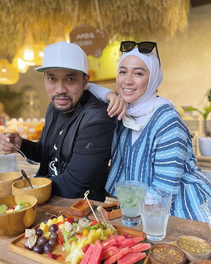Gaya Sederhana Ahmad Sahroni yang Suka Makan Nasi Bungkus Gaya Sederhana Ahmad Sahroni yang Suka Makan Nasi Bungkus