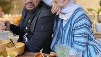 Bersama sang istri, Ahmad Sahroni asyik makan rujak mewah, lengkap dengan sajian salad dan makanan lainnya.  Foto: Instagram