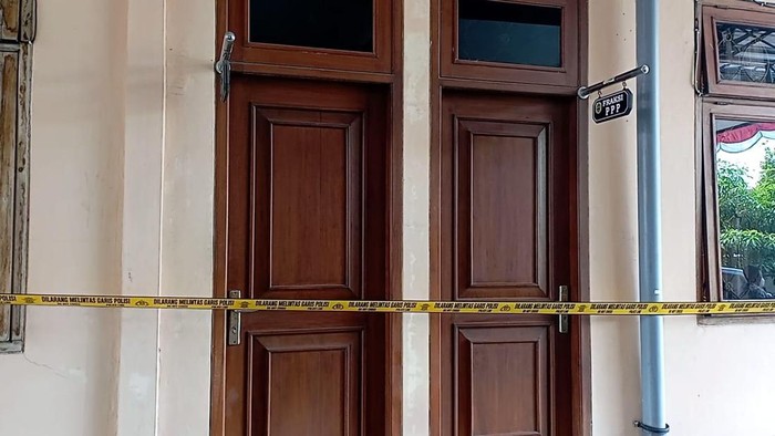 Gedung DPRD Pati kemalingan dan kini dipasangi garis polisi, Kamis (25/8/2022).