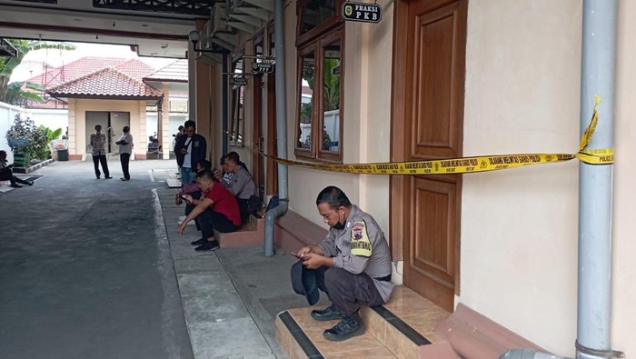 Gedung DPRD Pati kemalingan dan kini dipasangi garis polisi, Kamis (25/8/2022).