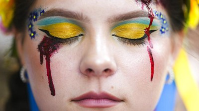Aksi Perempuan Menangis Darah Peringati Hari Kemerdekaan Ukraina