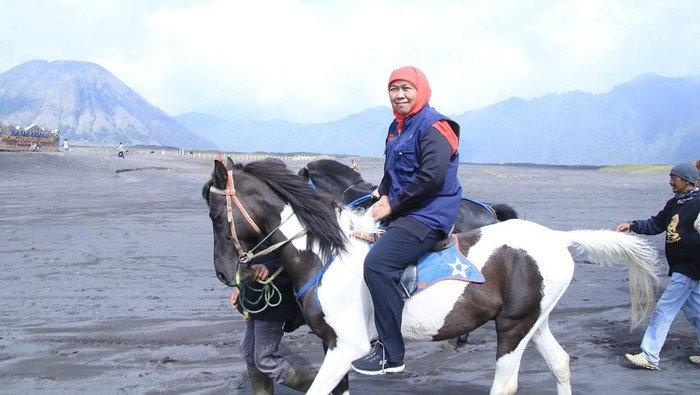Gubernur Khofifah naik kuda di area Gunung Bromo