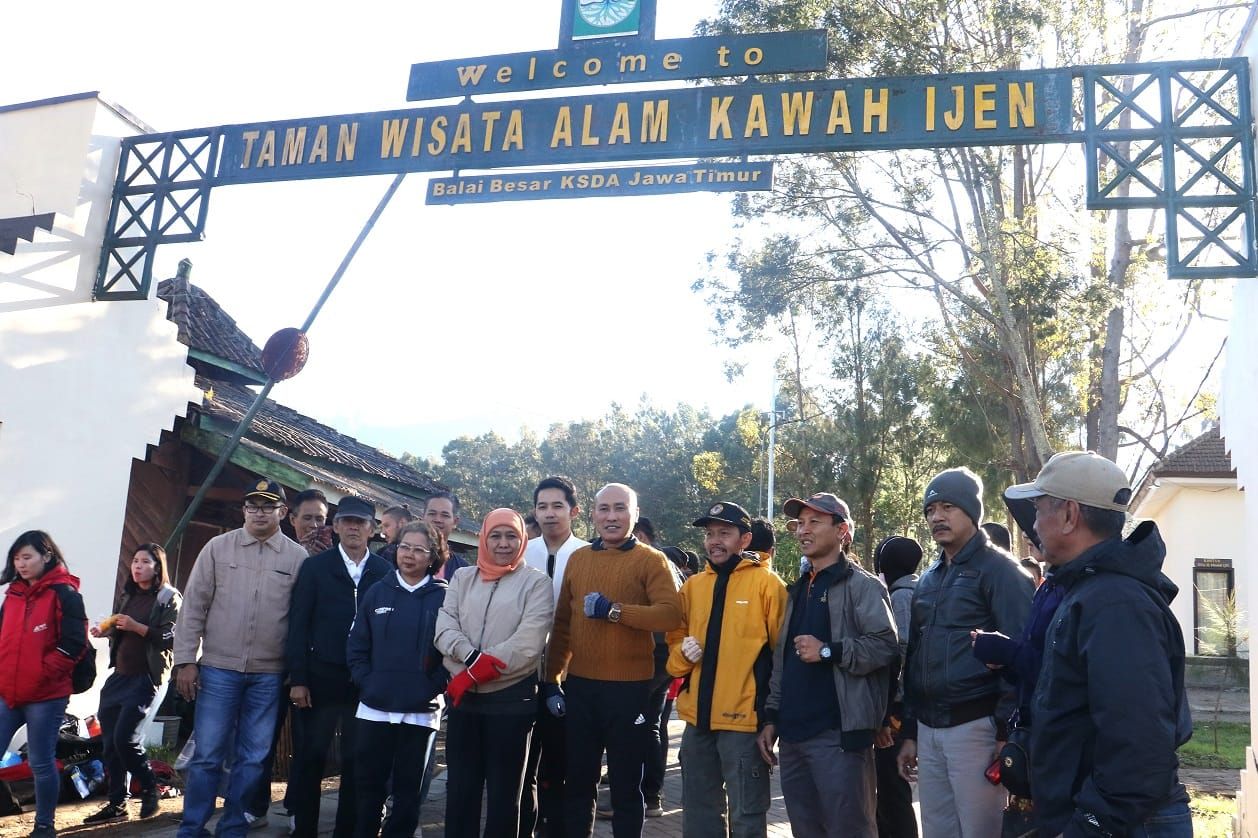 Gubernur Khofifah naik kuda di area Gunung Bromo