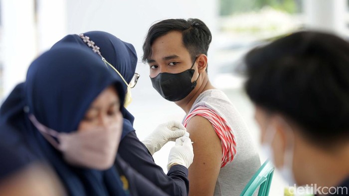 Vaksinasi booster dilakukan di Alun-alun Kota Bekasi, Jawa Barat, Kamis (25/8). Banyak warga  melakukan vaksin booster untuk melengkapi syarat perjalanan.